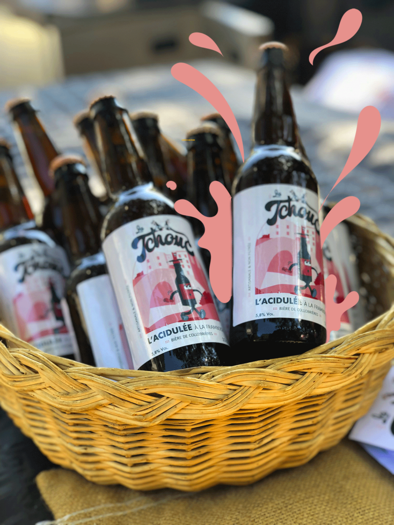 Bière-artisanale-La-Tchouc-dans-panier-osier-agrémentée-de-design-rose